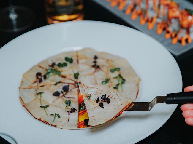 Akira Back Paris propose une cuisine japonaise fusion, un melting pot de cultures