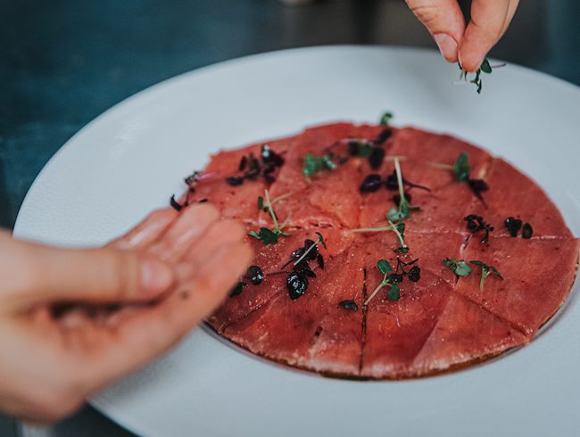 La pizza au thon, un des best selles de la cuisine japonaise gastronomique à Paris, par Akira Back