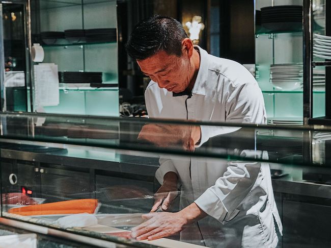 Chez Akira Back Paris, le Chef met à l'honneur une cuisine japonaise moderne